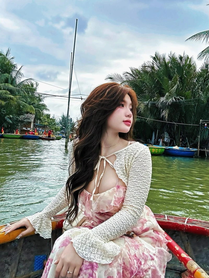 TikToker Lanhxinhyeu06 sexy cởi đồ lộ vòng 1 to tròn