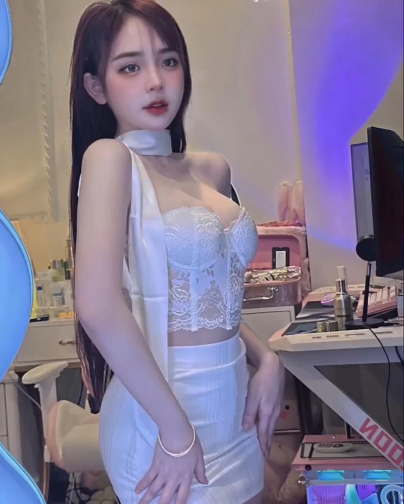Trần Huyền Châu bikini 4K sắc nét từng chi tiết