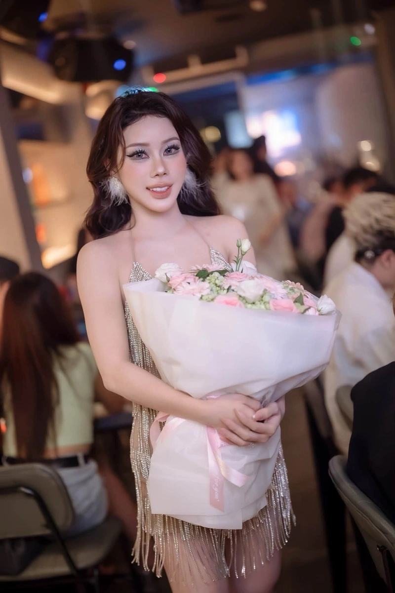 Tuệ Vy cởi hết khoe hàng đầy đủ chi tiết