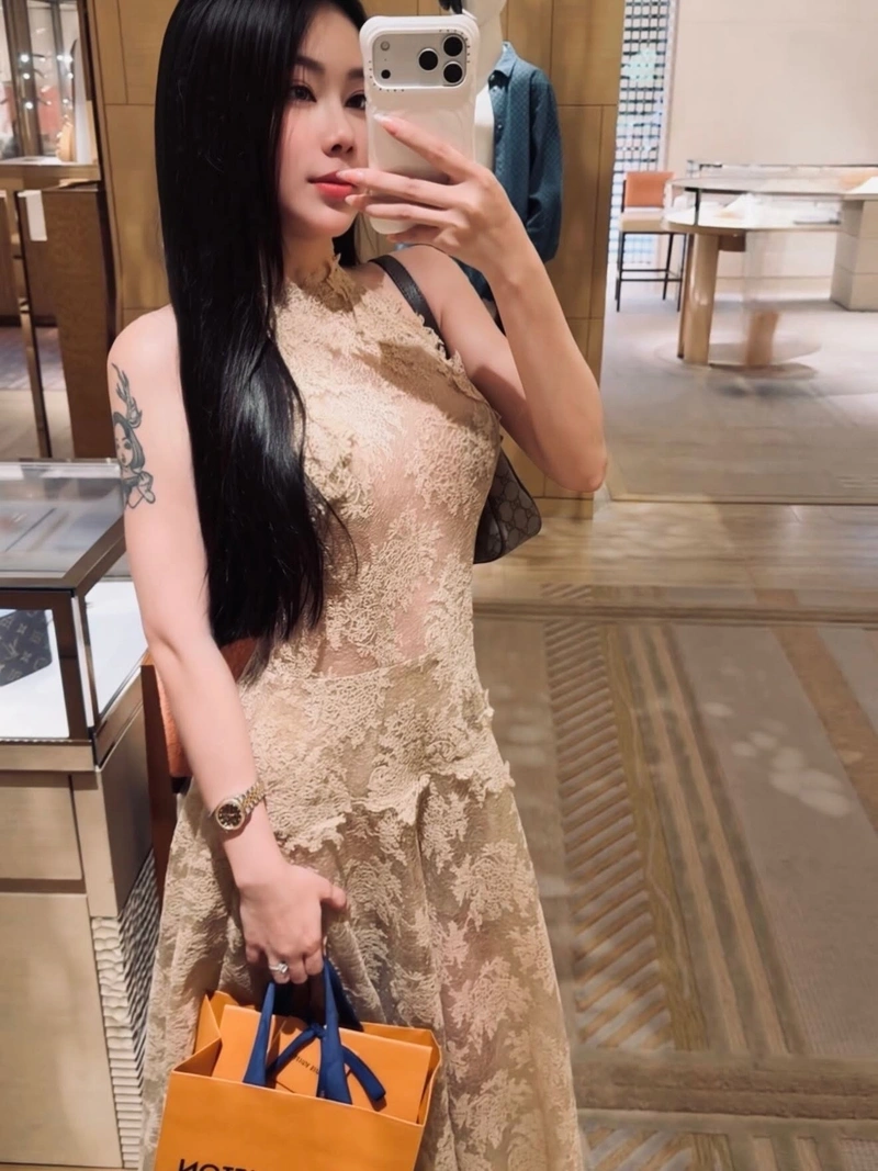 Tuệ Vy gợi tình với vòng ba tròn trịa siêu phẩm