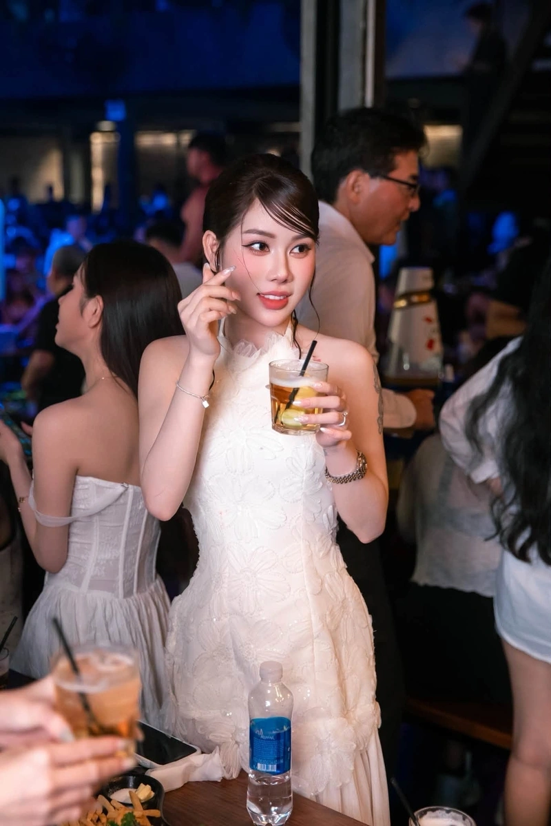 Tuệ Vy lộ hàng nóng bỏng gợi cảm trên giường