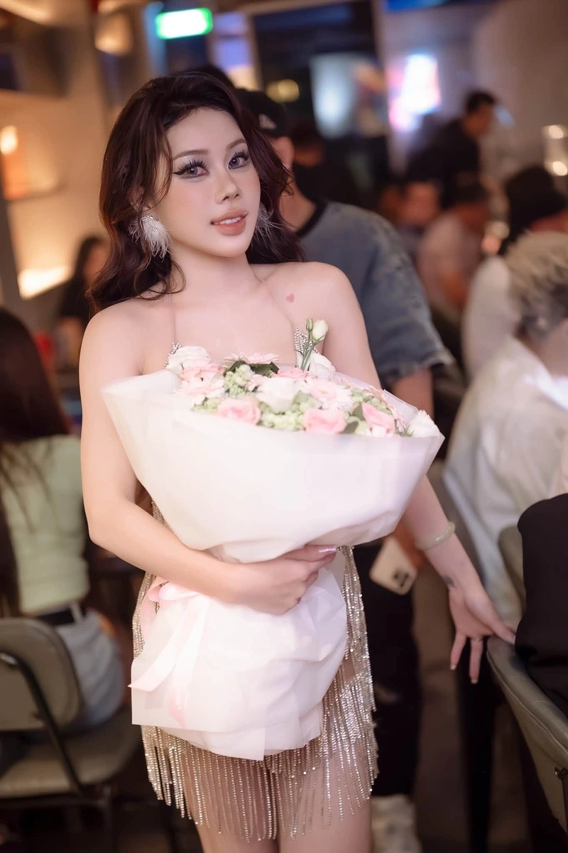 Tuệ Vy lộ vòng một căng đầy gợi tình
