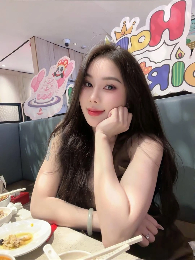 Tuệ Vy vòng một to tròn hút hồn