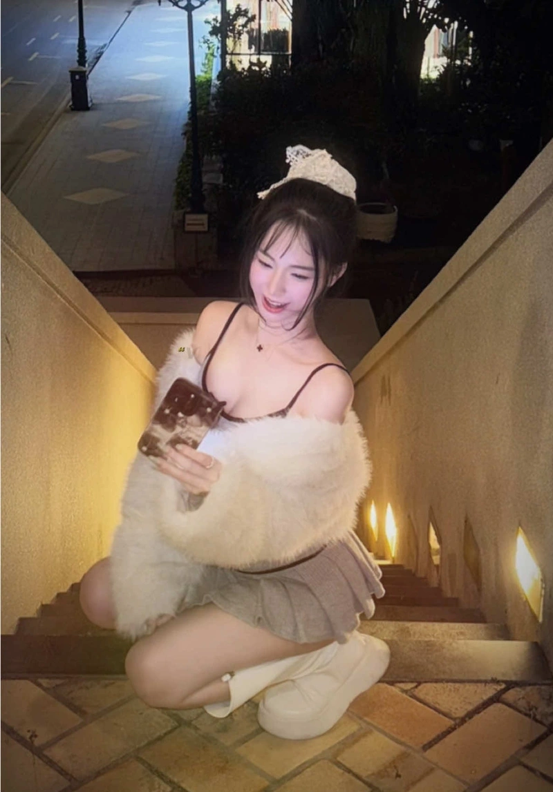 Uyên Ni bikini full HD gợi cảm