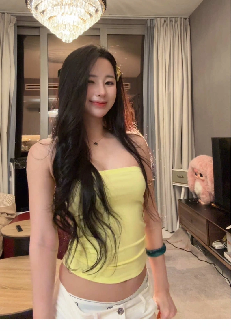 Uyên Ni bikini gợi dục vòng ba đầy đặn