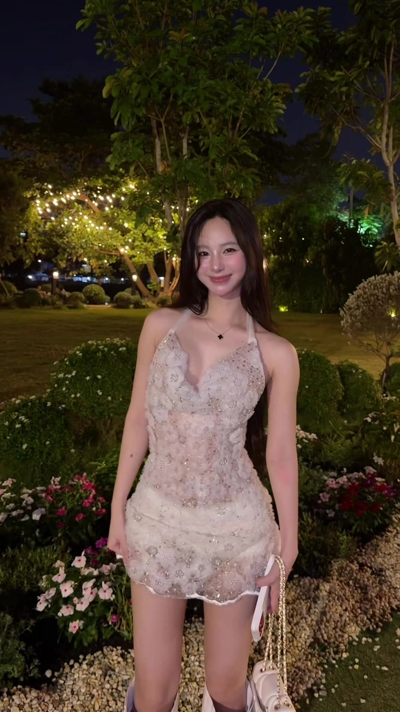 Uyên Ni bikini nóng bỏng nhìn là mê