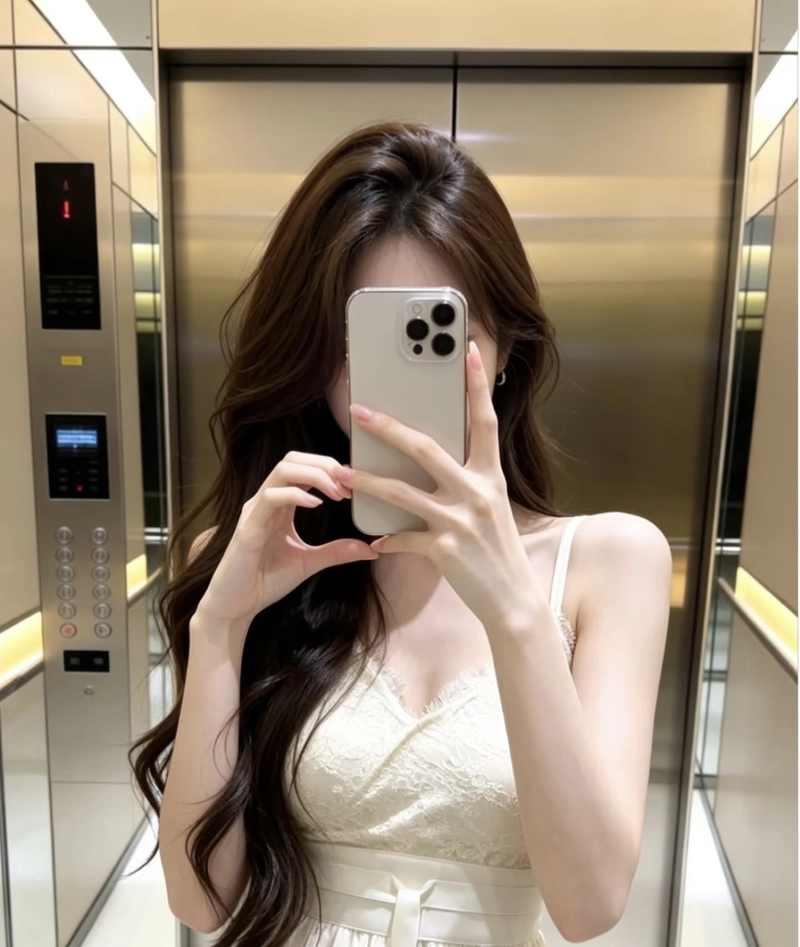 Vẻ đẹp nhẹ nhàng cô gái che mặt bằng điện thoại