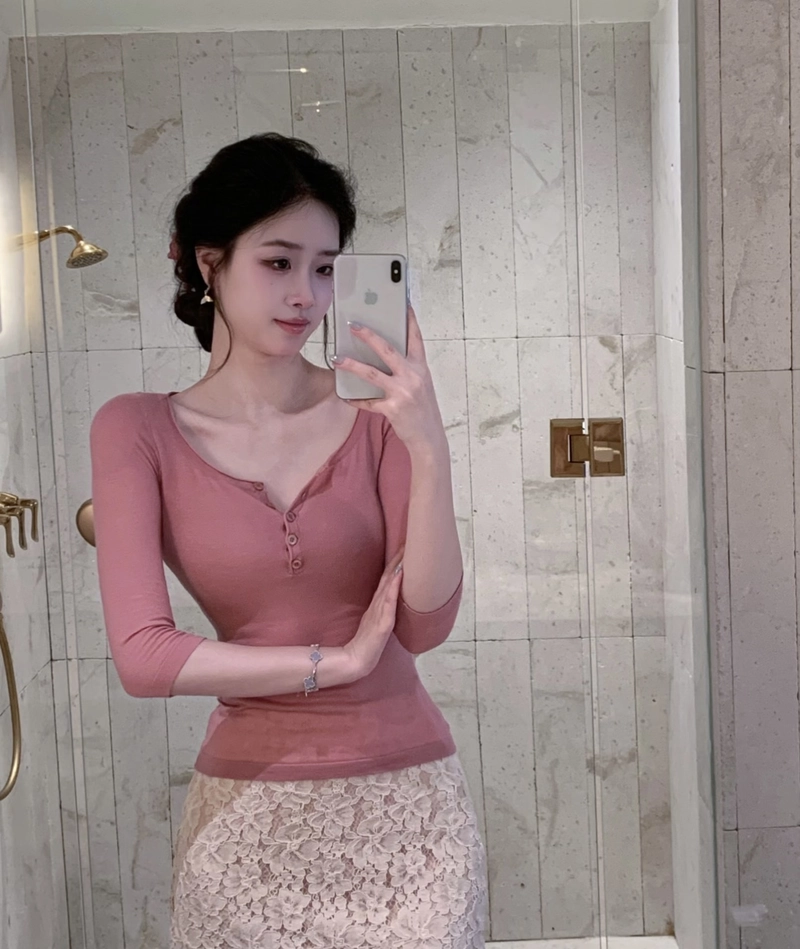Vẻ ngoài xinh xắn của gái chụp trước gương